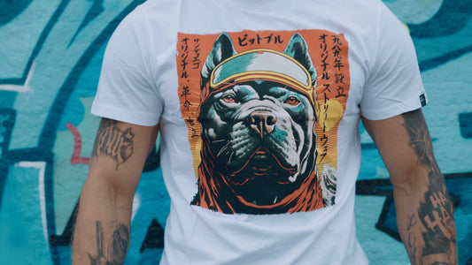 Koszulka Pitbull – Biała z nadrukiem psa i japońskimi napisami