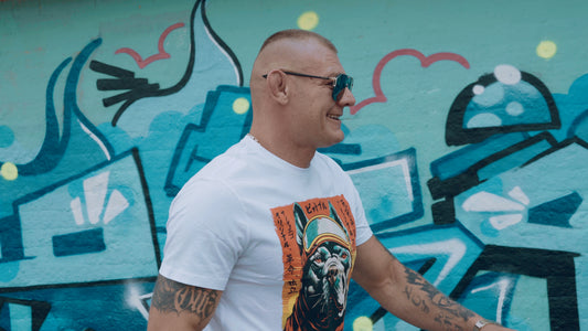 Koszulka Pitbull – Biała z nadrukiem psa i japońskimi napisami